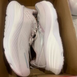 NEW IN BOX, saucony Hurricane 24 womens7.5